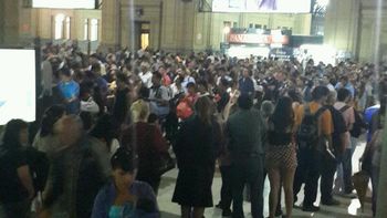 caos de transito, enormes demoras y trenes colapsados por el paro y la lluvia caos de transito, enormes demoras y trenes colapsados por el paro y la lluvia