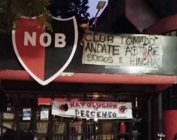 Continúa la crisis en Newells: hinchas tomaron el club y exigen la renuncia de Astore