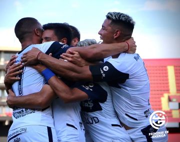 Gimnasia se hizo fuerte en Santa Fe y dio el golpe al vencer a Colón