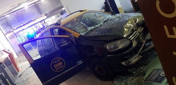 Violento choque en Belgrano: un taxi se incrustó en un banco