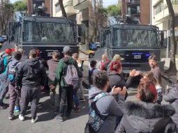 El momento en que los militantes de Cristina echaban al camión hidrante