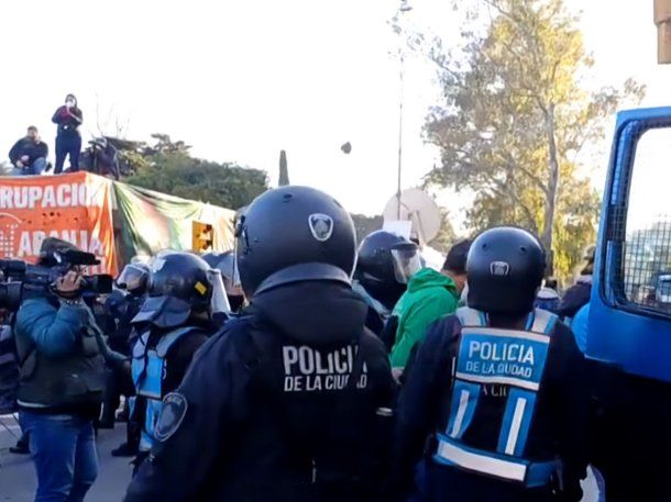 Incidentes entre la policía y manifestantes frente al INTI: hay detenidos