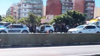 tension en la autopista 25 de mayo: persecucion y tiroteo entre la policia y un auto