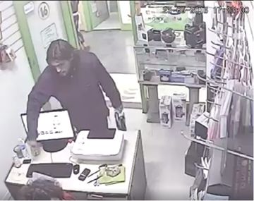 Filmaron a un hombre robando un celular y lo escrachan en Facebook