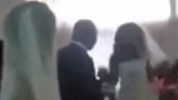 Captura de la amante entrando al altar para arruinar la boda de su pareja Captura de la amante entrando al altar para arruinar la boda de su pareja