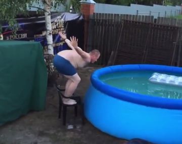 Quiso hacer un clavado: terminó en el piso