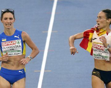Festejó antes de llegar a la meta y su rival le robó la medalla en el último segundo