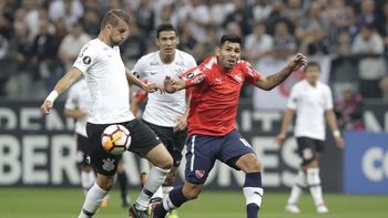 Silvio Romero no marcó pero complicó a toda la defensa de Corinthians Silvio Romero no marcó pero complicó a toda la defensa de Corinthians