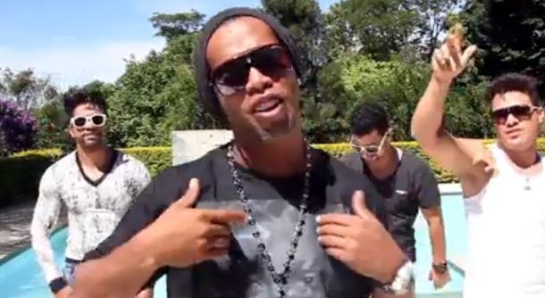 El crack Ronaldinho sigue de fiesta y ahora se animó a cantar