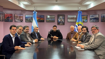 Claudio Vidal recibió a ejecutivos de Laredo Oil para reactivar los yacimientos maduros de Santa Cruz Claudio Vidal recibió a ejecutivos de Laredo Oil para reactivar los yacimientos maduros de Santa Cruz