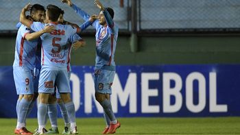 mientras pelea el descenso, arsenal aplasto al juan aurich y avanzo en la copa mientras pelea el descenso, arsenal aplasto al juan aurich y avanzo en la copa