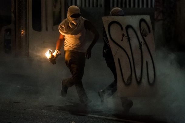 El gobierno venezolano denuncia que opositores usarán perros bomba