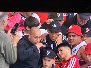 Enzo Pérez sorprendió a los hinchas en Córdoba: fue al Kempes para alentar a River Enzo Pérez sorprendió a los hinchas en Córdoba: fue al Kempes para alentar a River