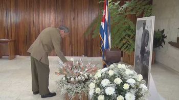Raúl Castro coloca una ofrenda floral junto a los restos de su hermano Raúl Castro coloca una ofrenda floral junto a los restos de su hermano