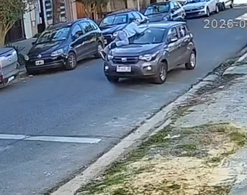 Una mujer se subió al capot de su auto para evitar que se lo roben y la arrastraron 50 metros