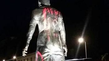 no tiene paz: pintaron el nombre de messi en una estatua de cristiano ronaldo no tiene paz: pintaron el nombre de messi en una estatua de cristiano ronaldo