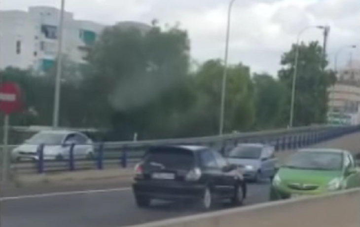 Caos por un auto que va en contramano en una autopista