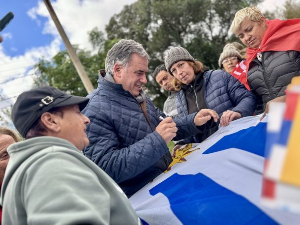 Es la segunda vez que Yamandú Orsi se enferma en la campaña.