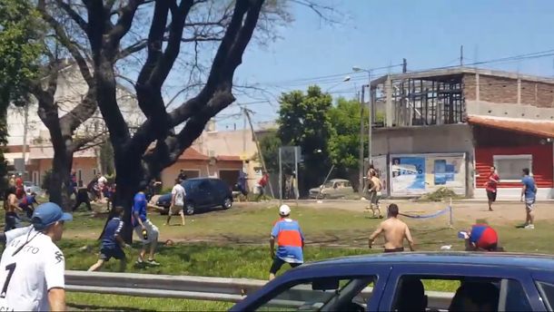Barras de Tigre atacaron a golpes y piedras a integrantes de un club de autos en la avenida General Paz. 