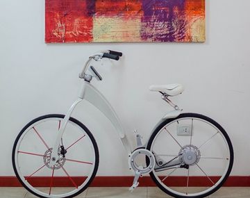 Una bicicleta eléctrica y plegable creada por dos cordobeses causa furor