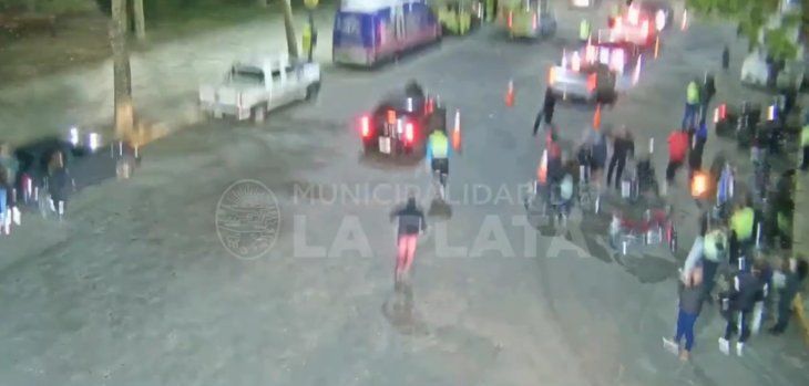 VIDEO: No quiso frenar en un control de tránsito y arrastró a un agente por tres cuadras