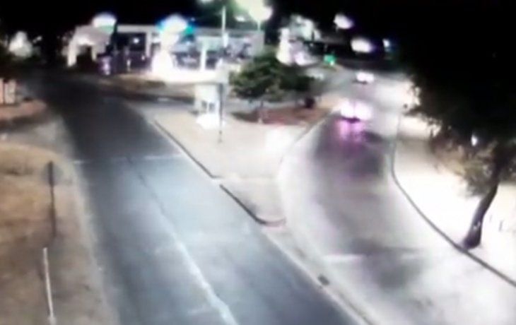 Motoquero golpeó automovilista, huyó a toda velocidad y se mató al chocar contra un árbol