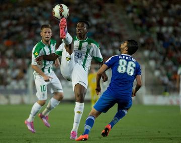 Otra vez el fútbol de luto: murió un futbolista camerunés en pleno partido