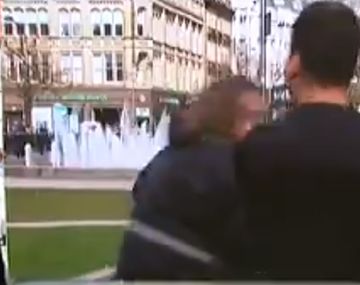 Arévalo en el momento que es agredido por un indigente