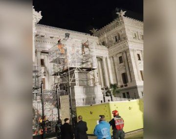 Quién es el hombre que se trepó por un andamio en la fachada del Congreso