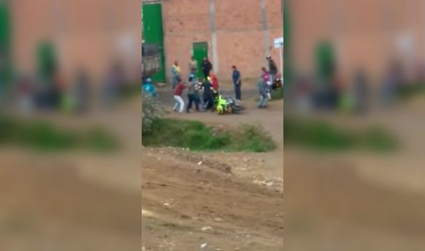 Empezó como un ataque aislado y pronto se reunieron cientos de personas para pegarle a tres hombres