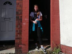 Subió a Instagram que no cumplía la cuarentena: pagará casi  7.000 libras