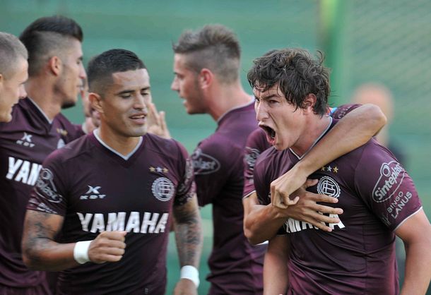 En un vendaval de expulsiones, Lanús le ganó a Banfield