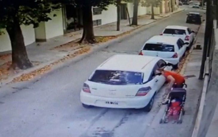 VIDEO: Con su hijita en el cochecito, rompió el vidrio de un auto y robó