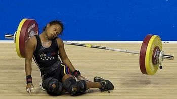 una pesista se desmayo, pero gano una medalla una pesista se desmayo, pero gano una medalla