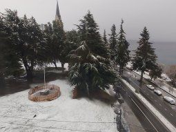 Una intensa nevada cubrió de blanco a Bariloche en pleno septiembre