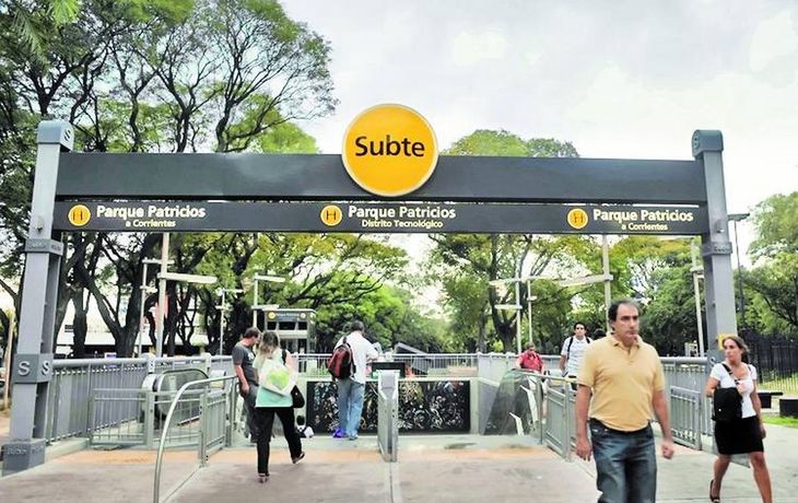 Parque Patricios: hallan a un hombre ahorcado en un poste de luz