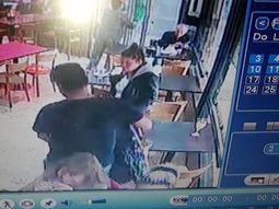 Agentes de seguridad privada lincharon a un carterista que fue filmado in fraganti