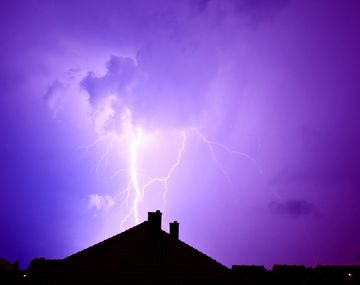 Susto por el tormentón: un rayo cayó en el patio de una casa y provocó importantes destrozos