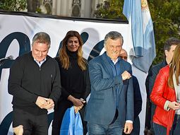 Macri dijo que el país hoy está mejor que hace cuatro años y cantó el Himno con Raúl Lavié