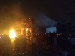 Incidentes en el recital de Viejas Locas: no tocaron y los fans prendieron fuego el escenario