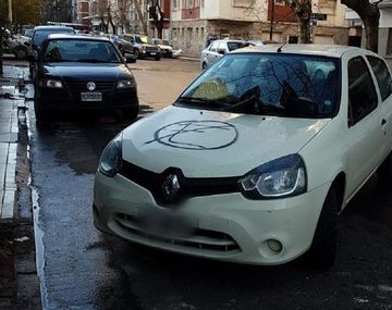 Le pintaron el auto por tapar un garage