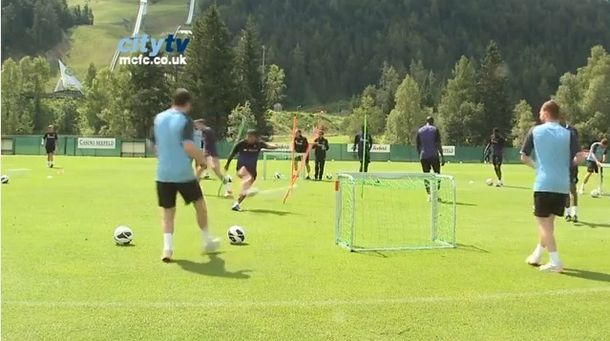 Carlos Tevez descargó toda su furia contra un arco miniatura