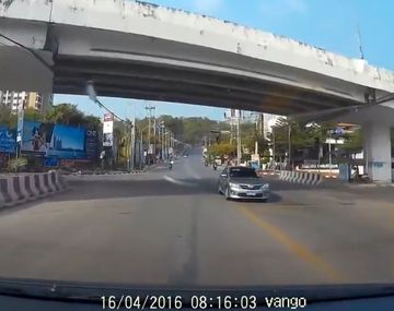 VIDEO: Manejaba y vio la caída mortal de un hombre desde una autopista