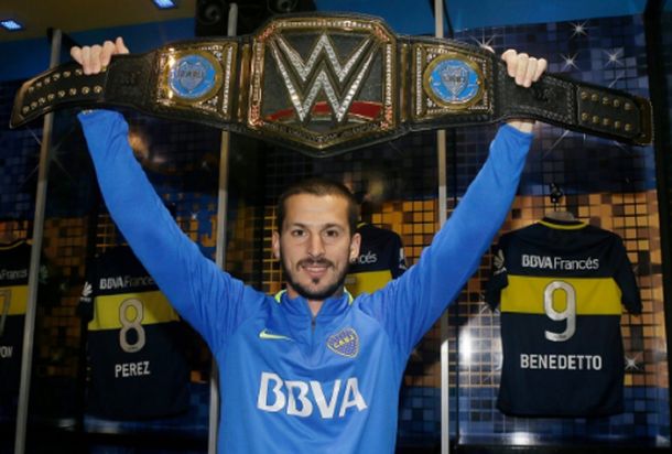 El goleador de Boca posa con el cinturón de la WWE