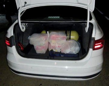 Detuvieron a una pareja que transportaba 13 millones de pesos ocultos en cajas de cereales para niños