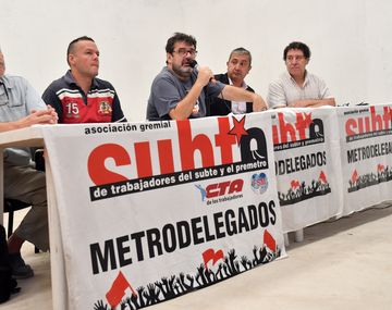 Metrodelegandos anunciando paro de subtes.