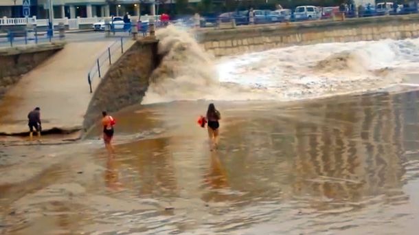 VIDEO: Una ola imprevista se lleva a una turista