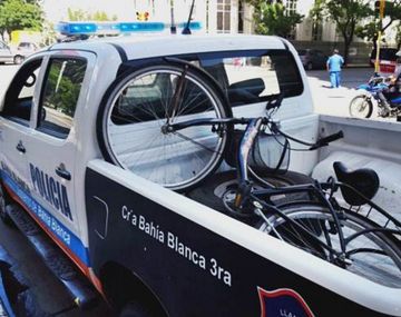 Un preso se escapó en bici y la policía lo persiguió en la moto de un cadete