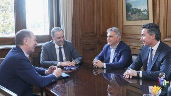 El jefe de Gabinete, Manuel Adorni, y el designado ministro del Interior, Diego Santilli, se reunieron en Casa Rosada con el gobernador Martín Llaryora (Córdoba). El jefe de Gabinete, Manuel Adorni, y el designado ministro del Interior, Diego Santilli, se reunieron en Casa Rosada con el gobernador Martín Llaryora (Córdoba).
