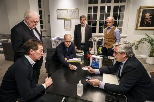 Alberto Fern&aacute;ndez&nbsp;le mostr&oacute; a Rodr&iacute;guez Larreta el kit de testeo realizado en el pa&iacute;s